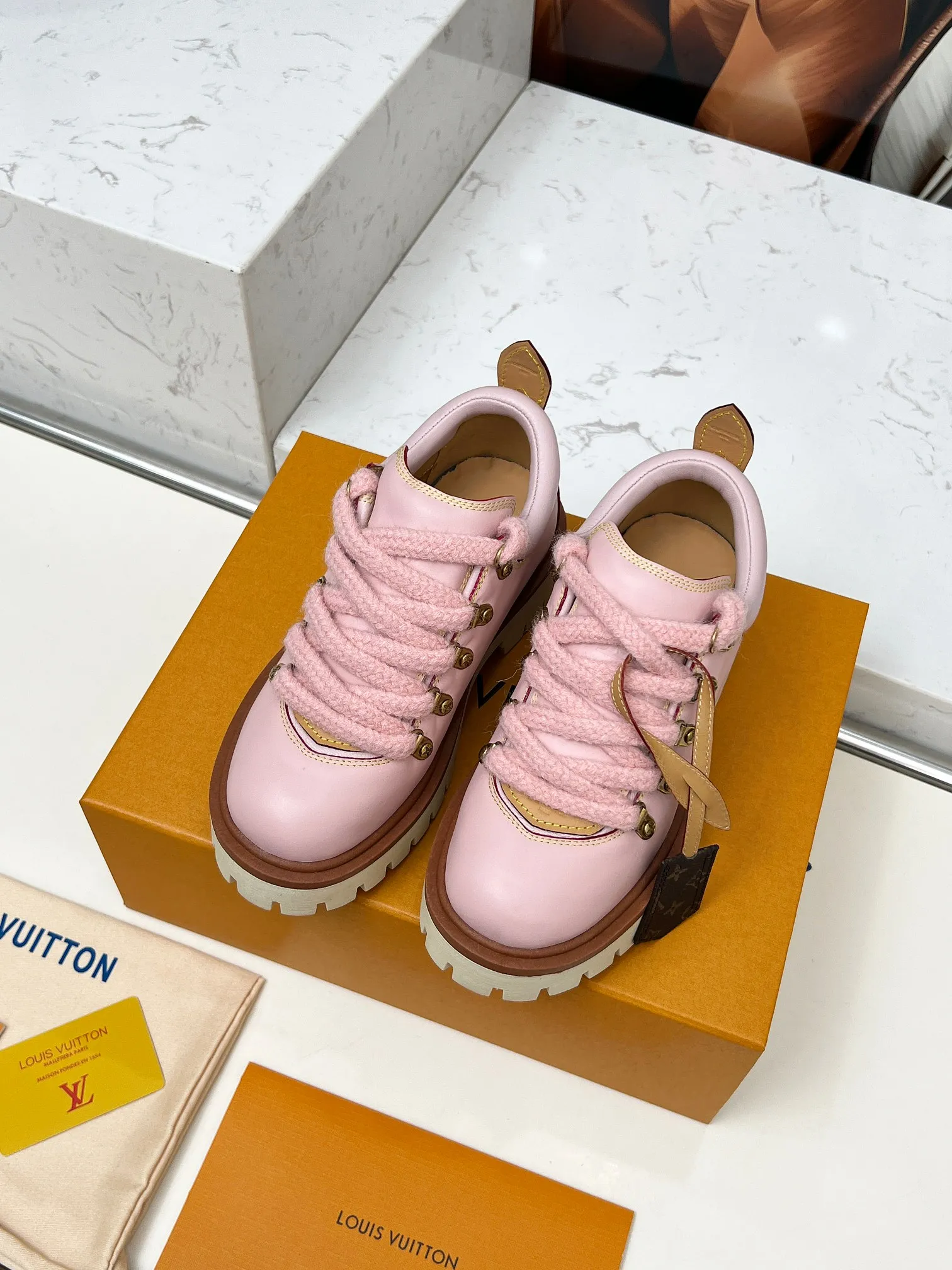 p660💰"Couple Style" LV Louis Vuitton's 2025 autumn and winter new style, developed one-to-one from the original version, retro fashionable, handsome and cool mountaineering derby shoes are now available.  Material: Imported first-layer cowhide Lining: Imported lambskin Outsole: Original molded TR non-slip outsole Sole height: 3.5cm Shoe size: Same style for men and women 35-45
